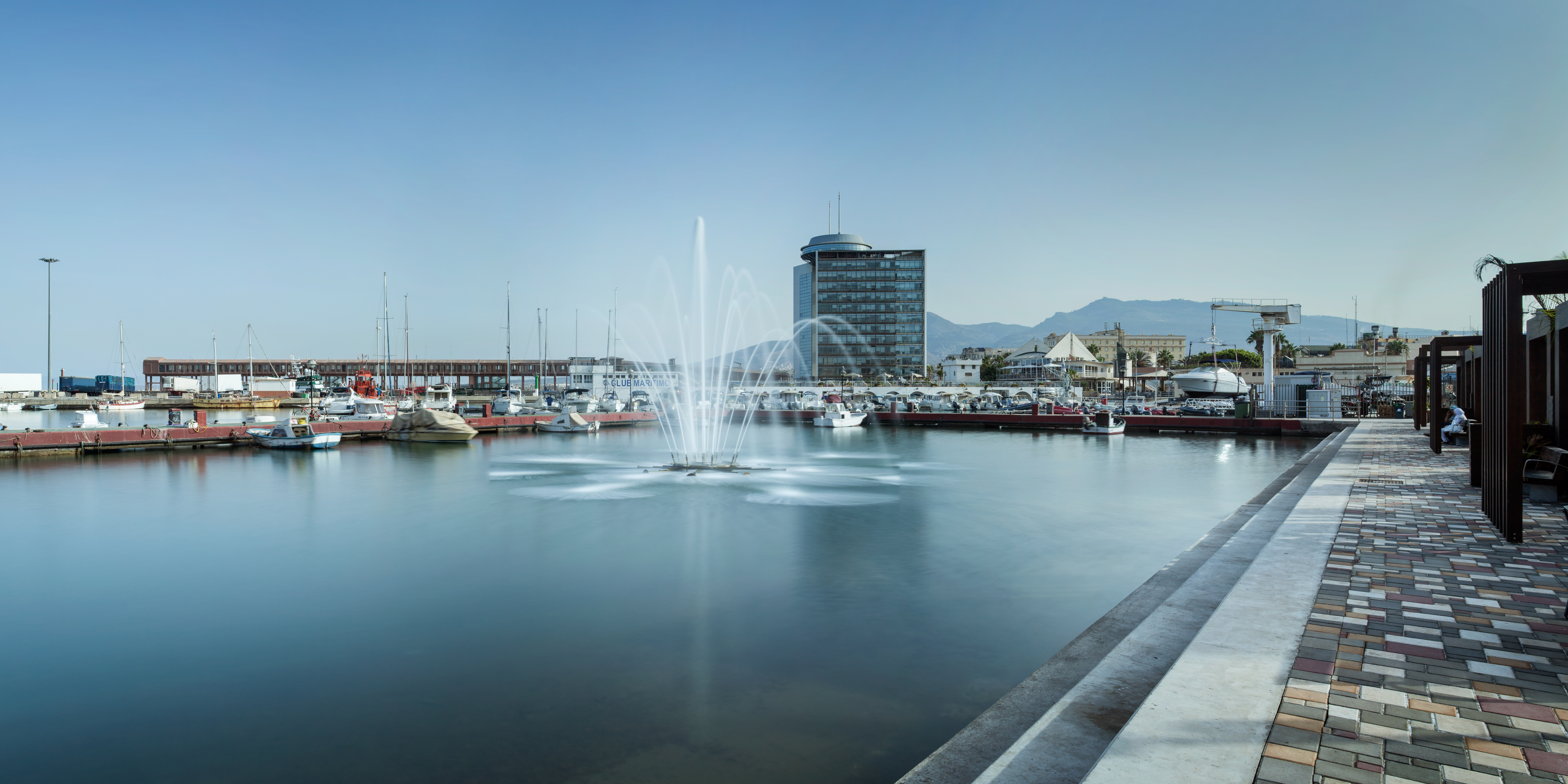 Puerto de Melilla con fuente
